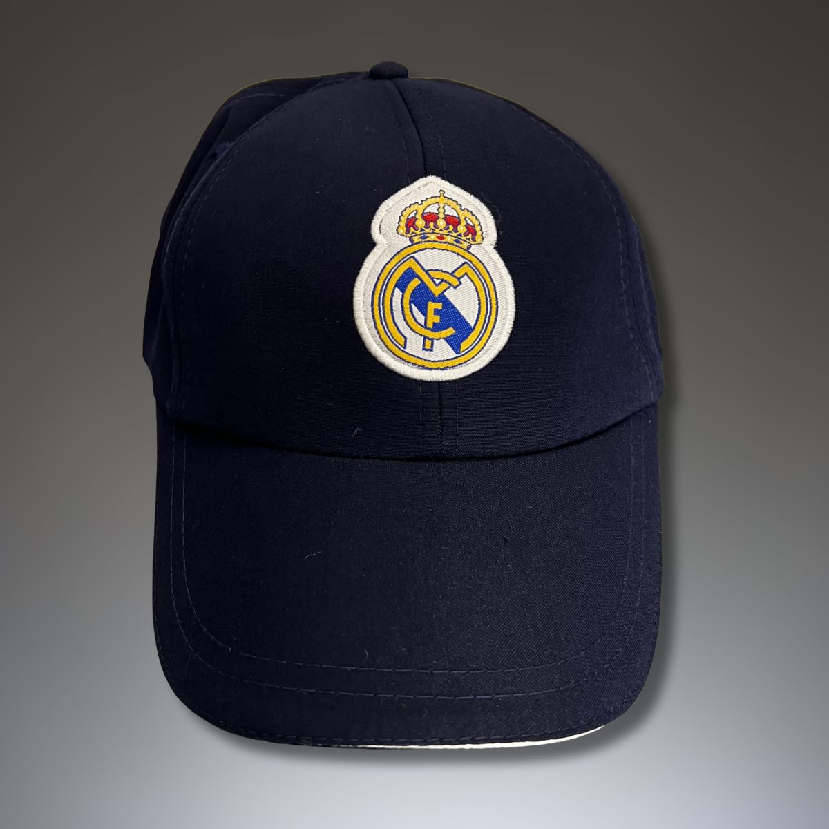 Kapa s grbom Real Madrida, crna