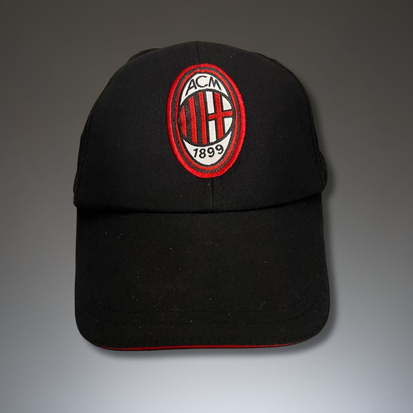 Kapa s grbom Milan, crna