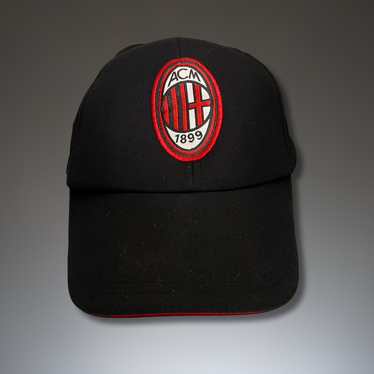 Kapa s grbom Milan, crna