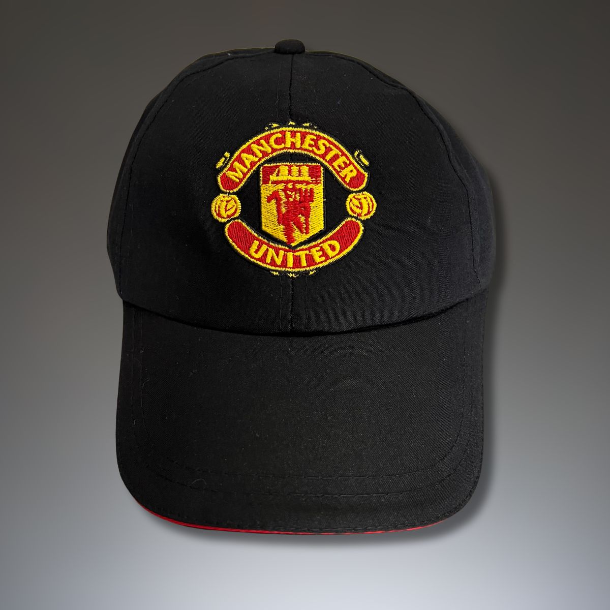 Kapa s grbom Manchester United, crna