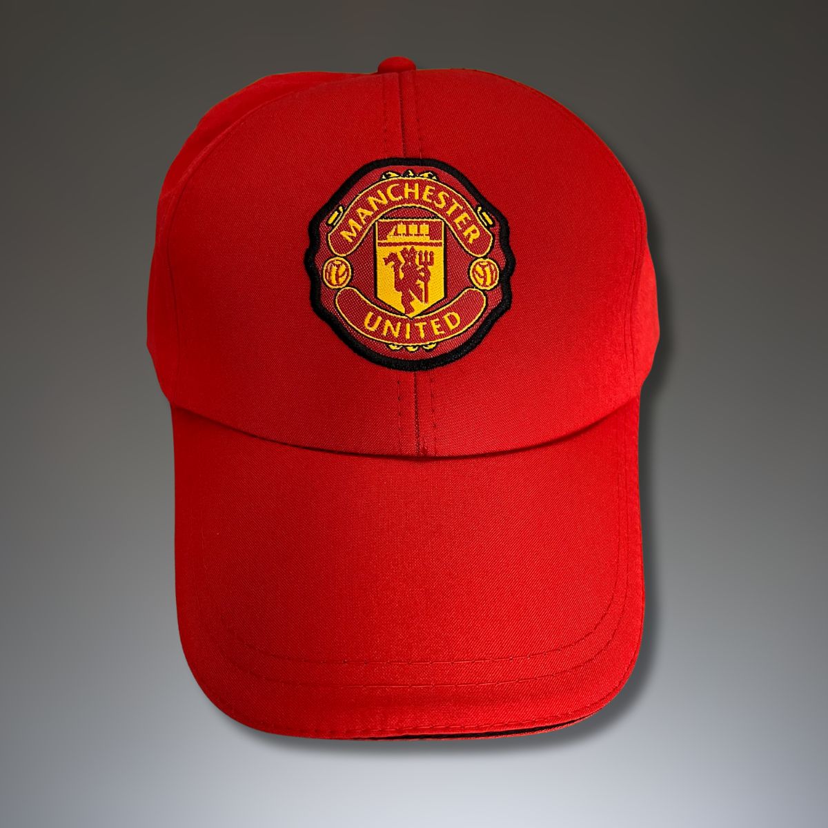 Kapa s grbom Manchester United, crvena