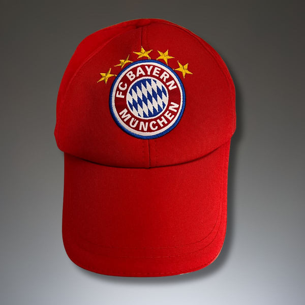 Kapa s grbom Bayern Munich, crvena