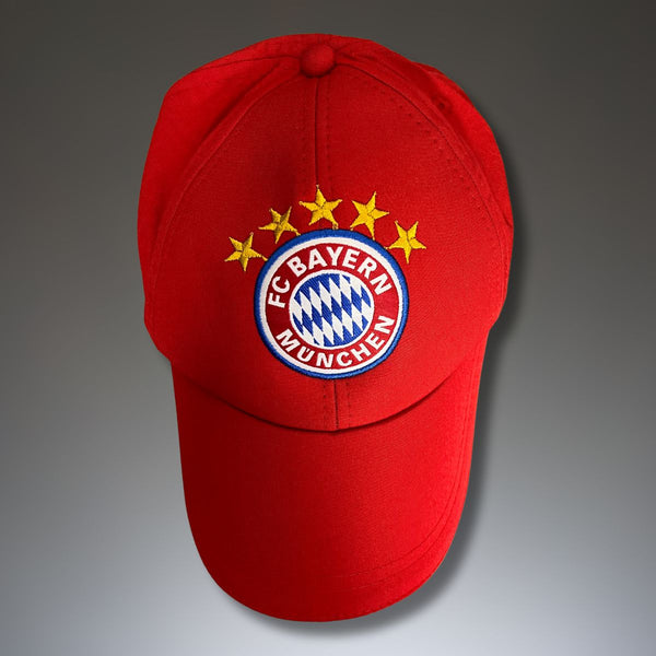 Kapa s grbom Bayern Munich, crvena